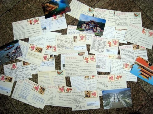 在重庆的老美准备寄回去的明信片